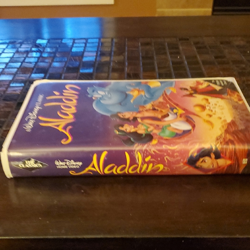 Disney Aladdin VHS with Purple and Blue Cover - Picture 4 of 4